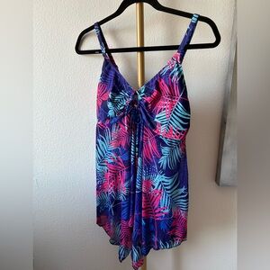NWT Women’s Bathing Suit Top. Adjustable straps.  Removable pads. Size L.